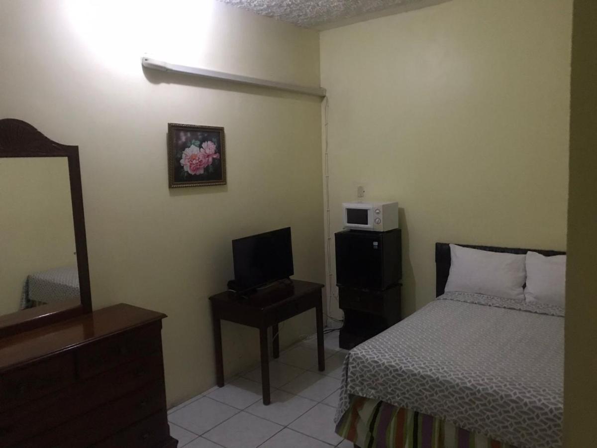 Tropical Court Hotel Montego Bay Exterior foto