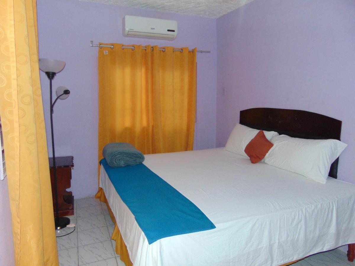 Tropical Court Hotel Montego Bay Exterior foto