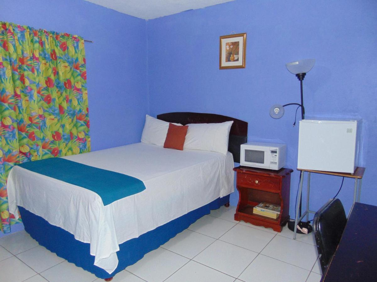 Tropical Court Hotel Montego Bay Exterior foto