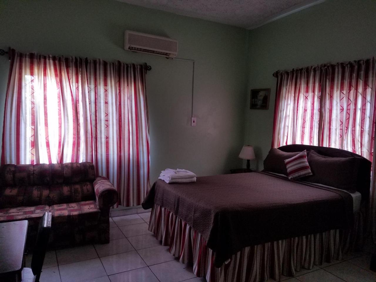 Tropical Court Hotel Montego Bay Exterior foto