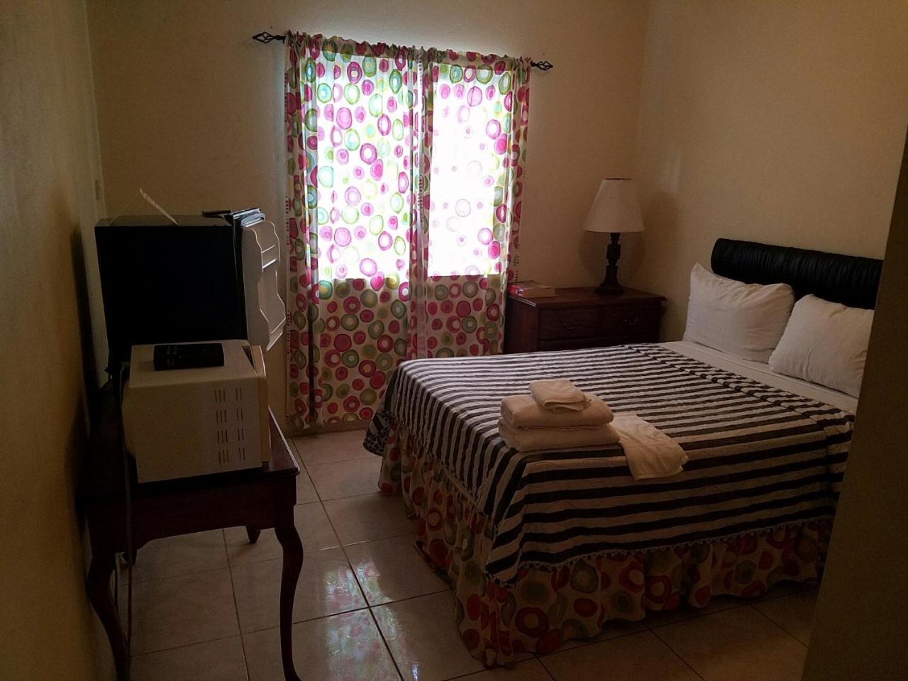 Tropical Court Hotel Montego Bay Exterior foto