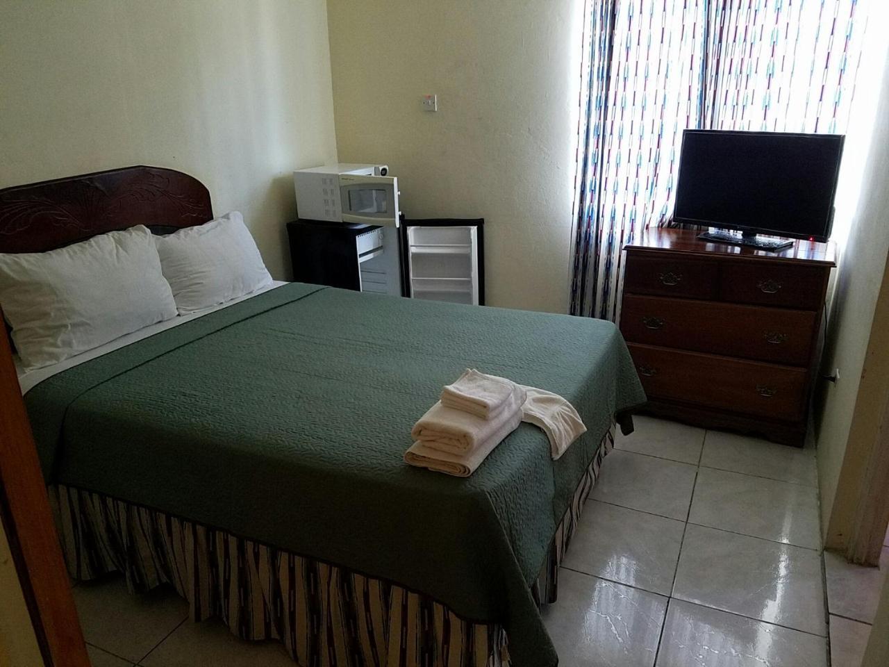 Tropical Court Hotel Montego Bay Exterior foto