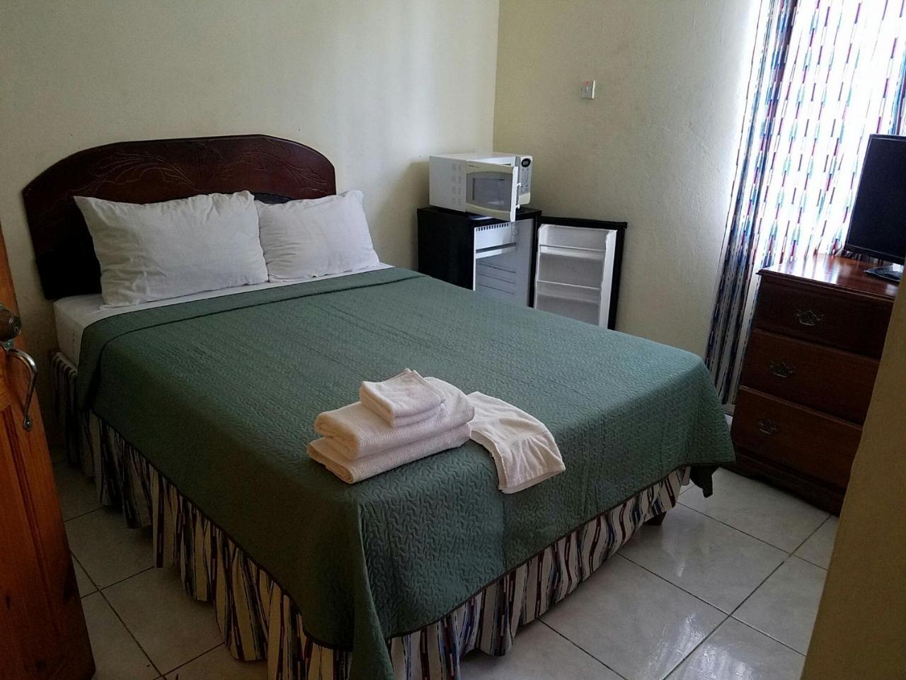 Tropical Court Hotel Montego Bay Exterior foto
